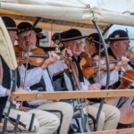 Paradny przejazd z kościoła parafialnego do BCK - obchody 100 lat teatru w Bukowinie Tatrzańskiej Paradny przejazd z kościoła parafialnego do BCK - obchody 100 lat teatru w Bukowinie Tatrzańskiej