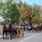 Paradny przejazd z kościoła parafialnego do BCK - obchody 100 lat teatru w Bukowinie Tatrzańskiej Paradny przejazd z kościoła parafialnego do BCK - obchody 100 lat teatru w Bukowinie Tatrzańskiej