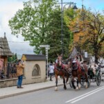 Paradny przejazd z kościoła parafialnego do BCK - obchody 100 lat teatru w Bukowinie Tatrzańskiej Paradny przejazd z kościoła parafialnego do BCK - obchody 100 lat teatru w Bukowinie Tatrzańskiej