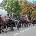 Paradny przejazd z kościoła parafialnego do BCK - obchody 100 lat teatru w Bukowinie Tatrzańskiej Paradny przejazd z kościoła parafialnego do BCK - obchody 100 lat teatru w Bukowinie Tatrzańskiej