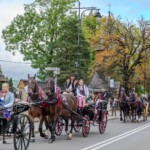 Paradny przejazd z kościoła parafialnego do BCK - obchody 100 lat teatru w Bukowinie Tatrzańskiej Paradny przejazd z kościoła parafialnego do BCK - obchody 100 lat teatru w Bukowinie Tatrzańskiej