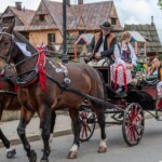 Paradny przejazd z kościoła parafialnego do BCK - obchody 100 lat teatru w Bukowinie Tatrzańskiej Paradny przejazd z kościoła parafialnego do BCK - obchody 100 lat teatru w Bukowinie Tatrzańskiej