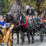 Paradny przejazd z kościoła parafialnego do BCK - obchody 100 lat teatru w Bukowinie Tatrzańskiej Paradny przejazd z kościoła parafialnego do BCK - obchody 100 lat teatru w Bukowinie Tatrzańskiej