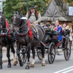 Paradny przejazd z kościoła parafialnego do BCK - obchody 100 lat teatru w Bukowinie Tatrzańskiej Paradny przejazd z kościoła parafialnego do BCK - obchody 100 lat teatru w Bukowinie Tatrzańskiej