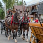 Paradny przejazd z kościoła parafialnego do BCK - obchody 100 lat teatru w Bukowinie Tatrzańskiej Paradny przejazd z kościoła parafialnego do BCK - obchody 100 lat teatru w Bukowinie Tatrzańskiej