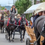 Paradny przejazd z kościoła parafialnego do BCK - obchody 100 lat teatru w Bukowinie Tatrzańskiej Paradny przejazd z kościoła parafialnego do BCK - obchody 100 lat teatru w Bukowinie Tatrzańskiej