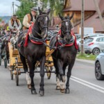 Paradny przejazd z kościoła parafialnego do BCK - obchody 100 lat teatru w Bukowinie Tatrzańskiej Paradny przejazd z kościoła parafialnego do BCK - obchody 100 lat teatru w Bukowinie Tatrzańskiej