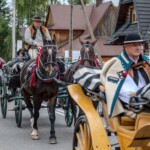 Paradny przejazd z kościoła parafialnego do BCK - obchody 100 lat teatru w Bukowinie Tatrzańskiej Paradny przejazd z kościoła parafialnego do BCK - obchody 100 lat teatru w Bukowinie Tatrzańskiej