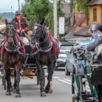 Paradny przejazd z kościoła parafialnego do BCK - obchody 100 lat teatru w Bukowinie Tatrzańskiej Paradny przejazd z kościoła parafialnego do BCK - obchody 100 lat teatru w Bukowinie Tatrzańskiej