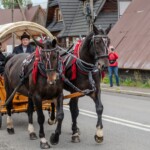 Paradny przejazd z kościoła parafialnego do BCK - obchody 100 lat teatru w Bukowinie Tatrzańskiej Paradny przejazd z kościoła parafialnego do BCK - obchody 100 lat teatru w Bukowinie Tatrzańskiej