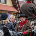 Paradny przejazd z kościoła parafialnego do BCK - obchody 100 lat teatru w Bukowinie Tatrzańskiej Paradny przejazd z kościoła parafialnego do BCK - obchody 100 lat teatru w Bukowinie Tatrzańskiej