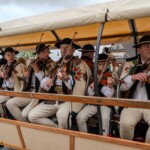 Paradny przejazd z kościoła parafialnego do BCK - obchody 100 lat teatru w Bukowinie Tatrzańskiej Paradny przejazd z kościoła parafialnego do BCK - obchody 100 lat teatru w Bukowinie Tatrzańskiej