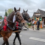 Paradny przejazd z kościoła parafialnego do BCK - obchody 100 lat teatru w Bukowinie Tatrzańskiej Paradny przejazd z kościoła parafialnego do BCK - obchody 100 lat teatru w Bukowinie Tatrzańskiej