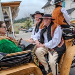 Paradny przejazd z kościoła parafialnego do BCK - obchody 100 lat teatru w Bukowinie Tatrzańskiej Paradny przejazd z kościoła parafialnego do BCK - obchody 100 lat teatru w Bukowinie Tatrzańskiej