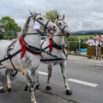 Paradny przejazd z kościoła parafialnego do BCK - obchody 100 lat teatru w Bukowinie Tatrzańskiej Paradny przejazd z kościoła parafialnego do BCK - obchody 100 lat teatru w Bukowinie Tatrzańskiej