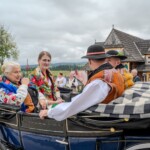 Paradny przejazd z kościoła parafialnego do BCK - obchody 100 lat teatru w Bukowinie Tatrzańskiej Paradny przejazd z kościoła parafialnego do BCK - obchody 100 lat teatru w Bukowinie Tatrzańskiej
