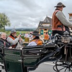 Paradny przejazd z kościoła parafialnego do BCK - obchody 100 lat teatru w Bukowinie Tatrzańskiej Paradny przejazd z kościoła parafialnego do BCK - obchody 100 lat teatru w Bukowinie Tatrzańskiej
