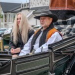 Paradny przejazd z kościoła parafialnego do BCK - obchody 100 lat teatru w Bukowinie Tatrzańskiej Paradny przejazd z kościoła parafialnego do BCK - obchody 100 lat teatru w Bukowinie Tatrzańskiej