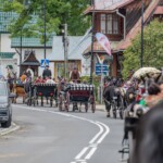 Paradny przejazd z kościoła parafialnego do BCK - obchody 100 lat teatru w Bukowinie Tatrzańskiej Paradny przejazd z kościoła parafialnego do BCK - obchody 100 lat teatru w Bukowinie Tatrzańskiej