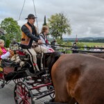 Paradny przejazd z kościoła parafialnego do BCK - obchody 100 lat teatru w Bukowinie Tatrzańskiej Paradny przejazd z kościoła parafialnego do BCK - obchody 100 lat teatru w Bukowinie Tatrzańskiej