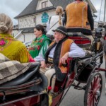 Paradny przejazd z kościoła parafialnego do BCK - obchody 100 lat teatru w Bukowinie Tatrzańskiej Paradny przejazd z kościoła parafialnego do BCK - obchody 100 lat teatru w Bukowinie Tatrzańskiej