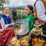 Paradny przejazd z kościoła parafialnego do BCK - obchody 100 lat teatru w Bukowinie Tatrzańskiej Paradny przejazd z kościoła parafialnego do BCK - obchody 100 lat teatru w Bukowinie Tatrzańskiej