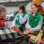 Paradny przejazd z kościoła parafialnego do BCK - obchody 100 lat teatru w Bukowinie Tatrzańskiej Paradny przejazd z kościoła parafialnego do BCK - obchody 100 lat teatru w Bukowinie Tatrzańskiej
