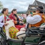 Paradny przejazd z kościoła parafialnego do BCK - obchody 100 lat teatru w Bukowinie Tatrzańskiej Paradny przejazd z kościoła parafialnego do BCK - obchody 100 lat teatru w Bukowinie Tatrzańskiej