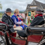 Paradny przejazd z kościoła parafialnego do BCK - obchody 100 lat teatru w Bukowinie Tatrzańskiej Paradny przejazd z kościoła parafialnego do BCK - obchody 100 lat teatru w Bukowinie Tatrzańskiej