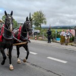Paradny przejazd z kościoła parafialnego do BCK - obchody 100 lat teatru w Bukowinie Tatrzańskiej Paradny przejazd z kościoła parafialnego do BCK - obchody 100 lat teatru w Bukowinie Tatrzańskiej