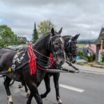 Paradny przejazd z kościoła parafialnego do BCK - obchody 100 lat teatru w Bukowinie Tatrzańskiej Paradny przejazd z kościoła parafialnego do BCK - obchody 100 lat teatru w Bukowinie Tatrzańskiej