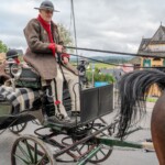 Paradny przejazd z kościoła parafialnego do BCK - obchody 100 lat teatru w Bukowinie Tatrzańskiej Paradny przejazd z kościoła parafialnego do BCK - obchody 100 lat teatru w Bukowinie Tatrzańskiej