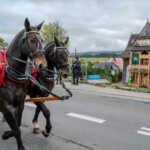 Paradny przejazd z kościoła parafialnego do BCK - obchody 100 lat teatru w Bukowinie Tatrzańskiej Paradny przejazd z kościoła parafialnego do BCK - obchody 100 lat teatru w Bukowinie Tatrzańskiej