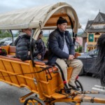 Paradny przejazd z kościoła parafialnego do BCK - obchody 100 lat teatru w Bukowinie Tatrzańskiej Paradny przejazd z kościoła parafialnego do BCK - obchody 100 lat teatru w Bukowinie Tatrzańskiej