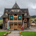 Paradny przejazd z kościoła parafialnego do BCK - obchody 100 lat teatru w Bukowinie Tatrzańskiej Paradny przejazd z kościoła parafialnego do BCK - obchody 100 lat teatru w Bukowinie Tatrzańskiej