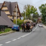 Paradny przejazd z kościoła parafialnego do BCK - obchody 100 lat teatru w Bukowinie Tatrzańskiej Paradny przejazd z kościoła parafialnego do BCK - obchody 100 lat teatru w Bukowinie Tatrzańskiej