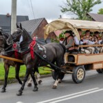 Paradny przejazd z kościoła parafialnego do BCK - obchody 100 lat teatru w Bukowinie Tatrzańskiej Paradny przejazd z kościoła parafialnego do BCK - obchody 100 lat teatru w Bukowinie Tatrzańskiej