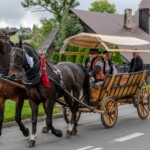 Paradny przejazd z kościoła parafialnego do BCK - obchody 100 lat teatru w Bukowinie Tatrzańskiej Paradny przejazd z kościoła parafialnego do BCK - obchody 100 lat teatru w Bukowinie Tatrzańskiej