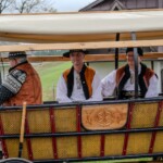 Paradny przejazd z kościoła parafialnego do BCK - obchody 100 lat teatru w Bukowinie Tatrzańskiej Paradny przejazd z kościoła parafialnego do BCK - obchody 100 lat teatru w Bukowinie Tatrzańskiej