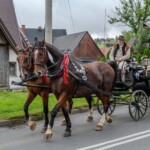 Paradny przejazd z kościoła parafialnego do BCK - obchody 100 lat teatru w Bukowinie Tatrzańskiej Paradny przejazd z kościoła parafialnego do BCK - obchody 100 lat teatru w Bukowinie Tatrzańskiej