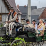 Paradny przejazd z kościoła parafialnego do BCK - obchody 100 lat teatru w Bukowinie Tatrzańskiej Paradny przejazd z kościoła parafialnego do BCK - obchody 100 lat teatru w Bukowinie Tatrzańskiej