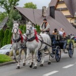 Paradny przejazd z kościoła parafialnego do BCK - obchody 100 lat teatru w Bukowinie Tatrzańskiej Paradny przejazd z kościoła parafialnego do BCK - obchody 100 lat teatru w Bukowinie Tatrzańskiej