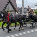 Paradny przejazd z kościoła parafialnego do BCK - obchody 100 lat teatru w Bukowinie Tatrzańskiej Paradny przejazd z kościoła parafialnego do BCK - obchody 100 lat teatru w Bukowinie Tatrzańskiej