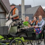 Paradny przejazd z kościoła parafialnego do BCK - obchody 100 lat teatru w Bukowinie Tatrzańskiej Paradny przejazd z kościoła parafialnego do BCK - obchody 100 lat teatru w Bukowinie Tatrzańskiej