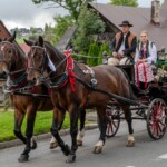 Paradny przejazd z kościoła parafialnego do BCK - obchody 100 lat teatru w Bukowinie Tatrzańskiej Paradny przejazd z kościoła parafialnego do BCK - obchody 100 lat teatru w Bukowinie Tatrzańskiej