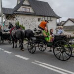 Paradny przejazd z kościoła parafialnego do BCK - obchody 100 lat teatru w Bukowinie Tatrzańskiej Paradny przejazd z kościoła parafialnego do BCK - obchody 100 lat teatru w Bukowinie Tatrzańskiej