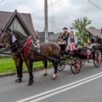 Paradny przejazd z kościoła parafialnego do BCK - obchody 100 lat teatru w Bukowinie Tatrzańskiej Paradny przejazd z kościoła parafialnego do BCK - obchody 100 lat teatru w Bukowinie Tatrzańskiej