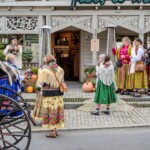 Paradny przejazd z kościoła parafialnego do BCK - obchody 100 lat teatru w Bukowinie Tatrzańskiej Paradny przejazd z kościoła parafialnego do BCK - obchody 100 lat teatru w Bukowinie Tatrzańskiej