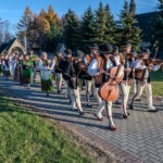 Jubileusz Zespołów Mali Białcanie i Białcanie - złożenie kwiatów na cmentarzu 2024 Jubileusz Zespołów Mali Białcanie i Białcanie - złożenie kwiatów na cmentarzu 2024