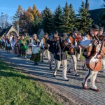 Jubileusz Zespołów Mali Białcanie i Białcanie - złożenie kwiatów na cmentarzu 2024 Jubileusz Zespołów Mali Białcanie i Białcanie - złożenie kwiatów na cmentarzu 2024